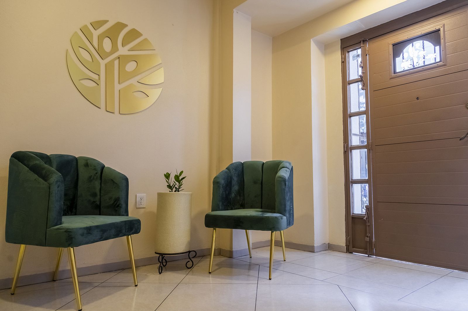 Entrada y sala de espera del hotel